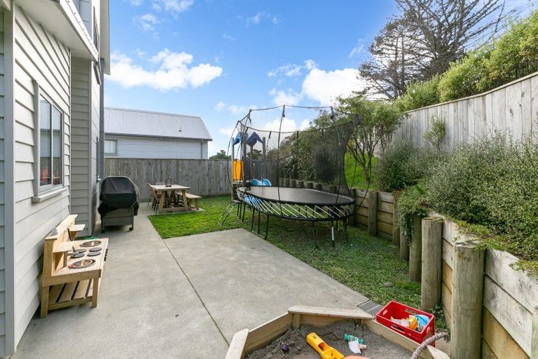 Photo of property in 2 Brindle Way, Newlands, Wellington, 6037