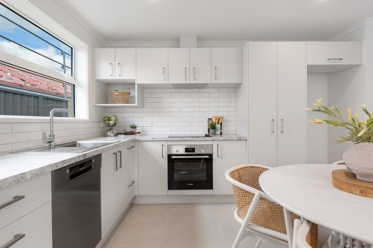 Photo of property in 11 Hammick Crescent, Pyes Pa, 3112