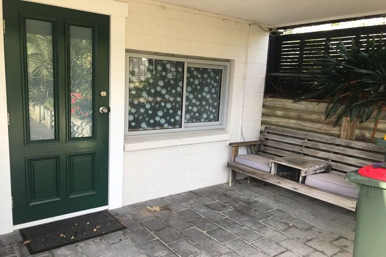 Photo of property in 2/22 School Road, Te Atatu South, Auckland, 0610