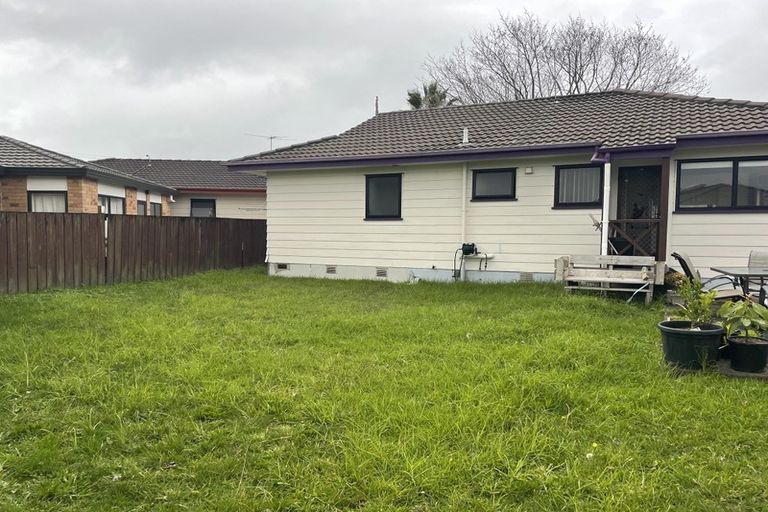 Photo of property in 1/1 Barbados Drive, Unsworth Heights, Auckland, 0632