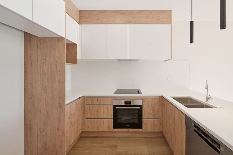 Photo of property in 2/143 Carlisle Road, Northcross, Auckland, 0632