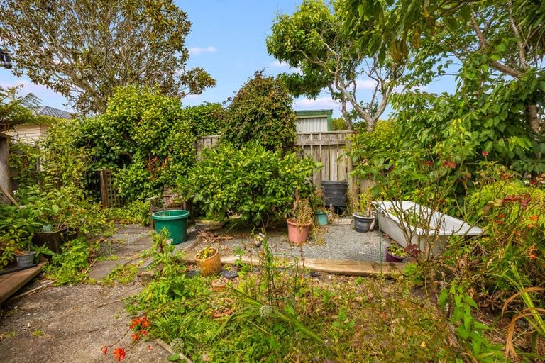 Photo of property in 16 Raroa Terrace, Tawa, Wellington, 5028