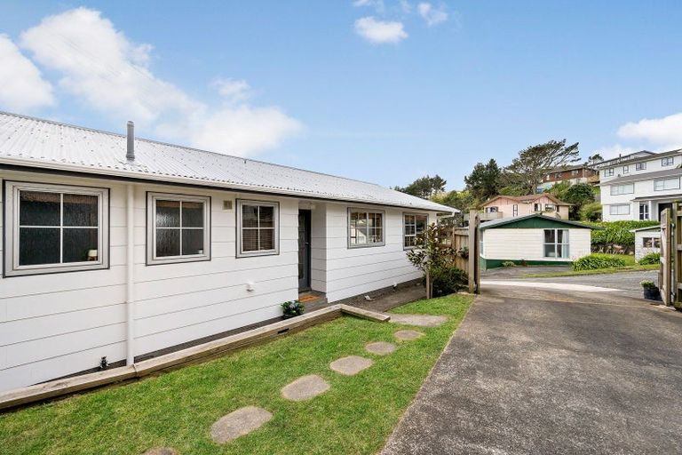 Photo of property in 10 Pimlico Place, Newlands, Wellington, 6037