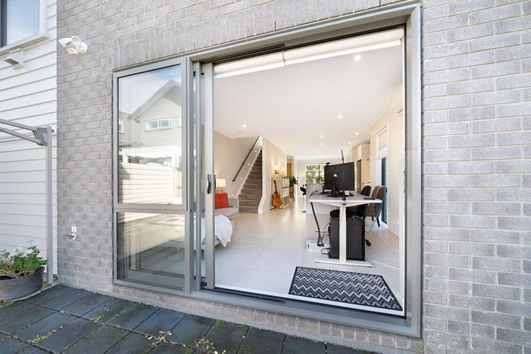 Photo of property in 16 Waimoana Close, Massey, Auckland, 0614