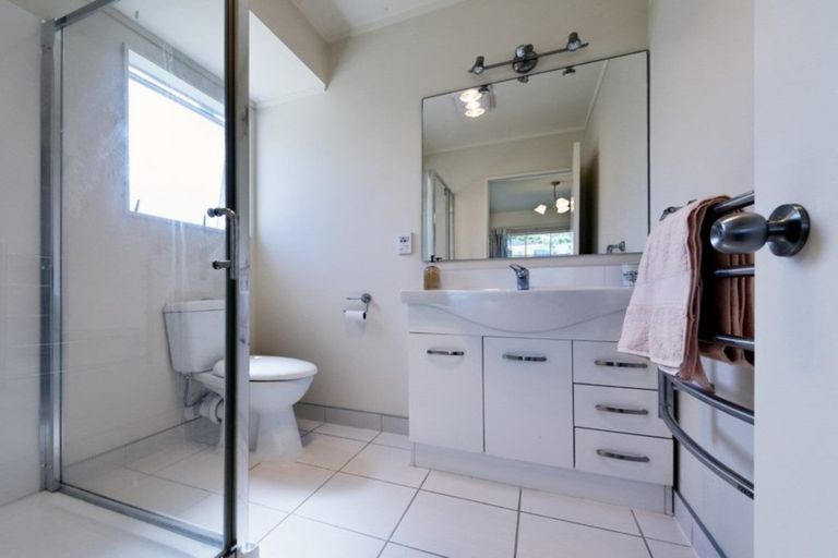 Photo of property in 1/62 Whiting Grove, West Harbour, Auckland, 0618