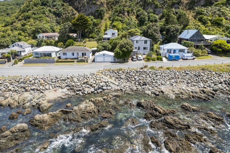 Photo of property in 61 Breaker Bay Road, Breaker Bay, Wellington, 6022