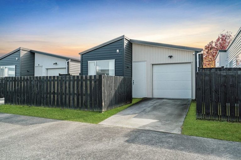 Photo of property in 6 Swamp Kauri Grove, Papakura, 2110