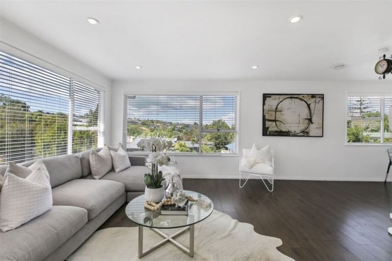 Photo of property in 52 Ravenwood Drive, Forrest Hill, Auckland, 0620