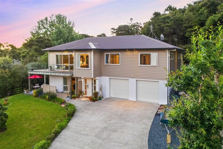 Photo of property in 127 Whangaparaoa Road, Red Beach, 0932