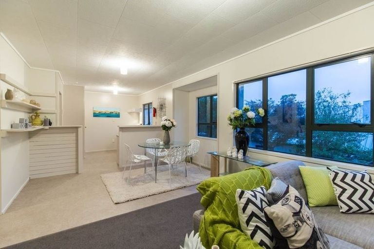 Photo of property in 18 Riserra Drive, Ranui, Auckland, 0612