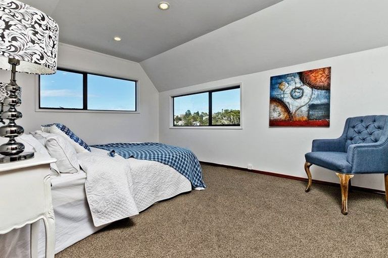 Photo of property in 6 Deverell Place, Northcross, Auckland, 0632