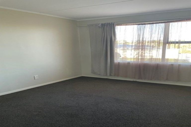 Photo of property in 39 Cotswold Crescent, Newlands, Wellington, 6037