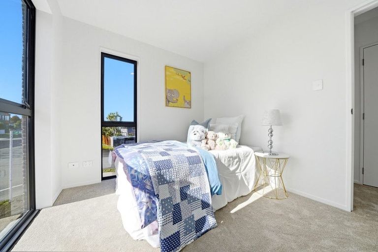 Photo of property in 71 Oreil Avenue, West Harbour, Auckland, 0618