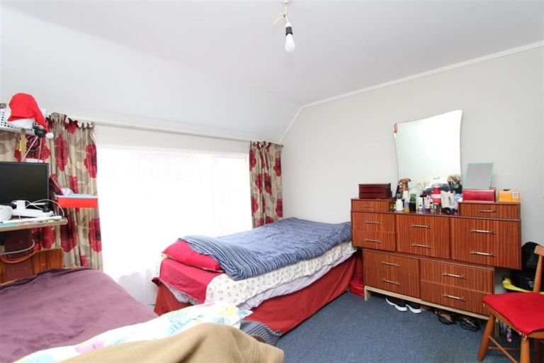 Photo of property in 18 Hollydale Grove, Churton Park, Wellington, 6037