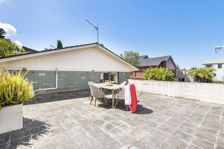 Photo of property in 115 Sunset Road, Totara Vale, Auckland, 0632