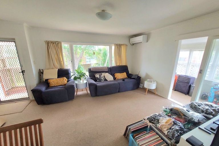Photo of property in 1/27 Exmouth Road, Northcote, Auckland, 0627