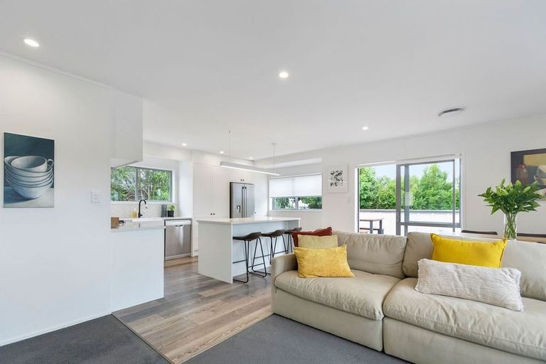 Photo of property in 2/61a Target Road, Totara Vale, Auckland, 0629