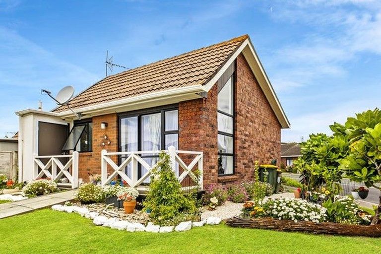 Photo of property in 1 Fantail Court, Orewa, 0931