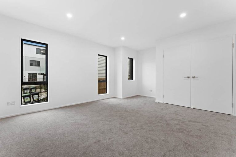 Photo of property in 18 Dotterel Place, Westgate, Auckland, 0614