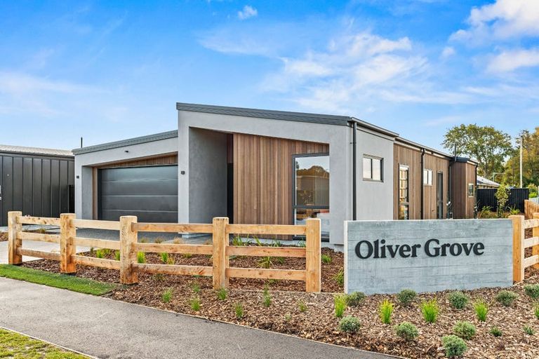 Photo of property in 2 Greystone Close, Halswell, 8025