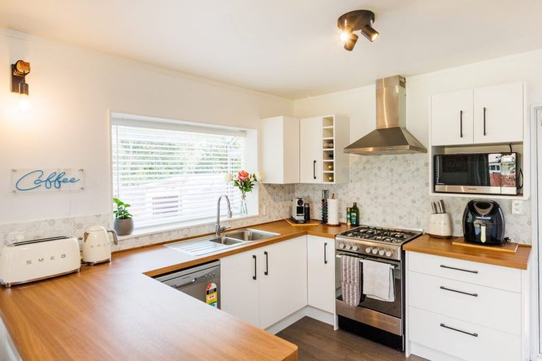 Photo of property in 21 Dalfield Place, Highbury, Palmerston North, 4412