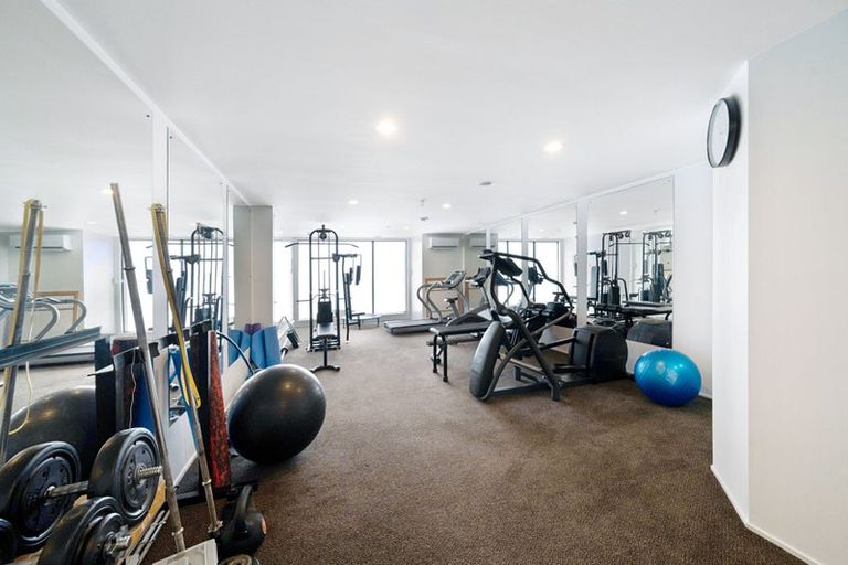 Photo of property in 2i/175 Hurstmere Road, Takapuna, Auckland, 0622