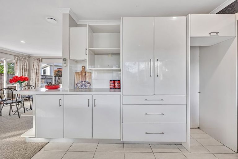 Photo of property in 13 Bridgehead Cove, West Harbour, Auckland, 0618