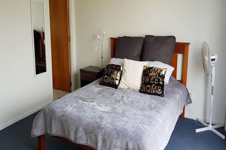Photo of property in 1/212 Sunnynook Road, Totara Vale, Auckland, 0627