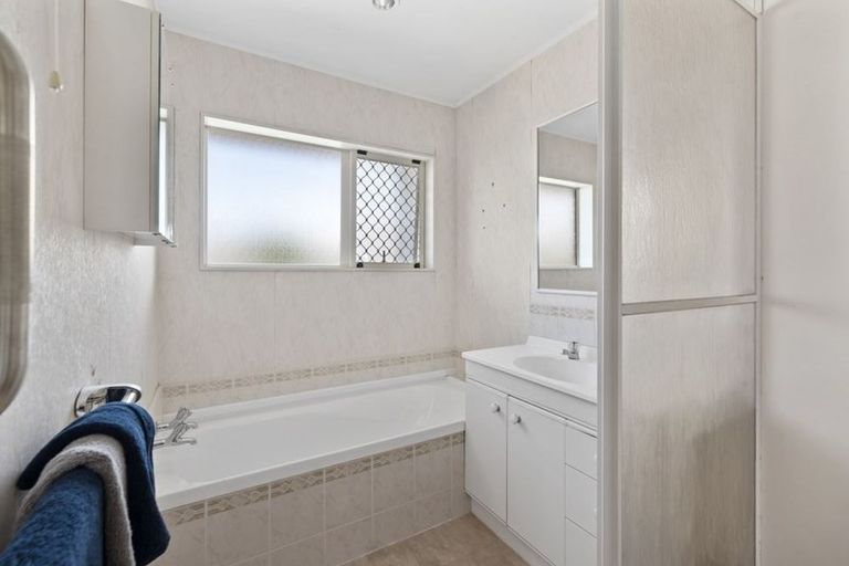 Photo of property in 196 Lakeside Drive, Orewa, 0931