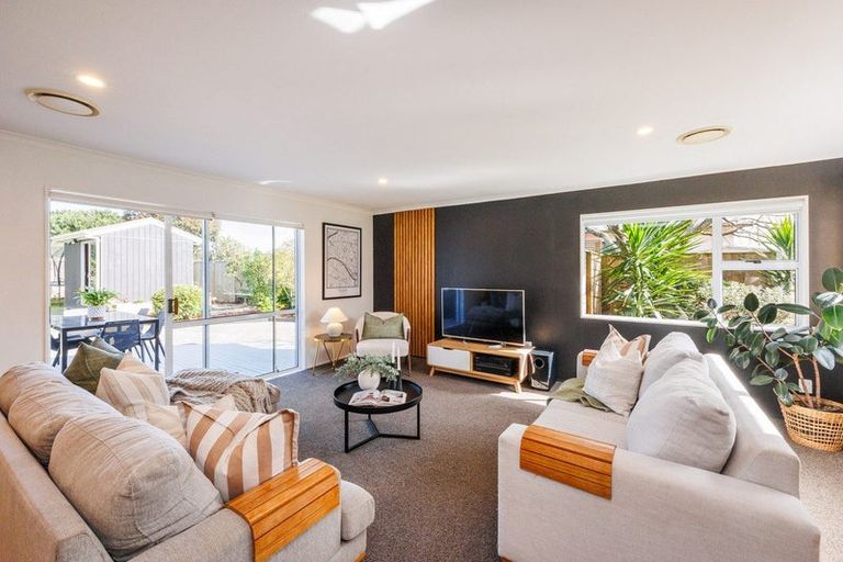Photo of property in 4 Gladys Place, Kelvin Grove, Palmerston North, 4414