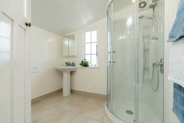 Photo of property in 225 Sutherland Road, Lyall Bay, Wellington, 6022