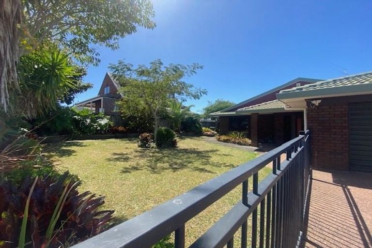 Photo of property in 142 Botany Road, Botany Downs, Auckland, 2010