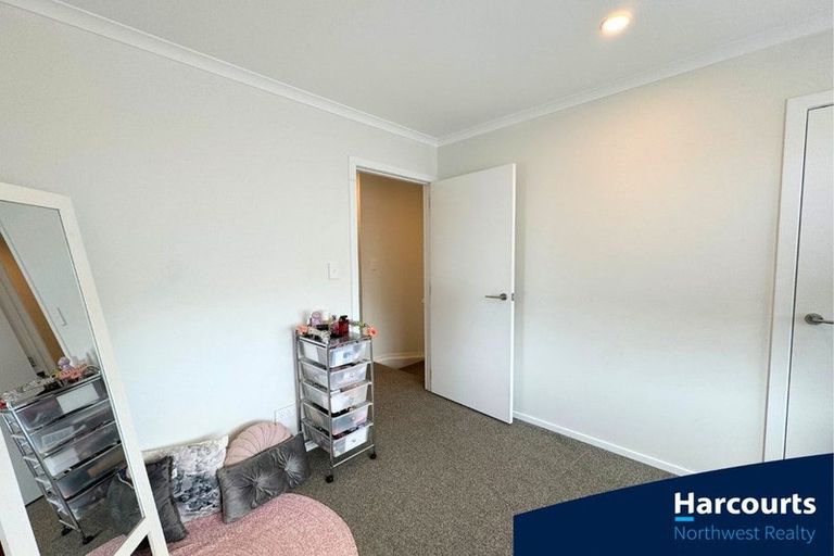 Photo of property in 8 Wharara Lane, Massey, Auckland, 0614