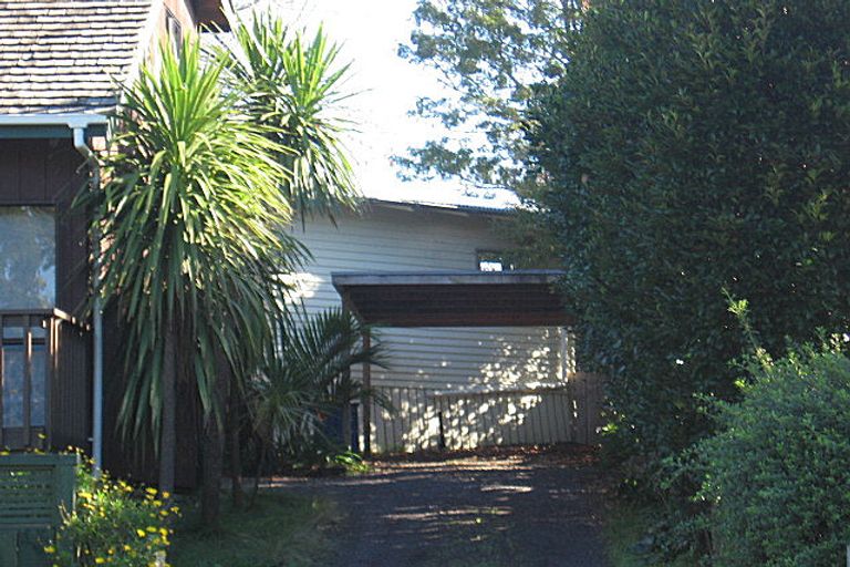 Photo of property in 1/99 Konini Road, Titirangi, Auckland, 0604