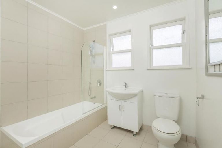 Photo of property in 1/862 East Coast Road, Northcross, Auckland, 0630