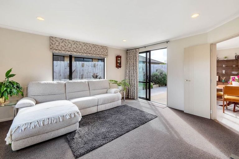 Photo of property in 8 Drumkeen Place, Rosehill, Papakura, 2113