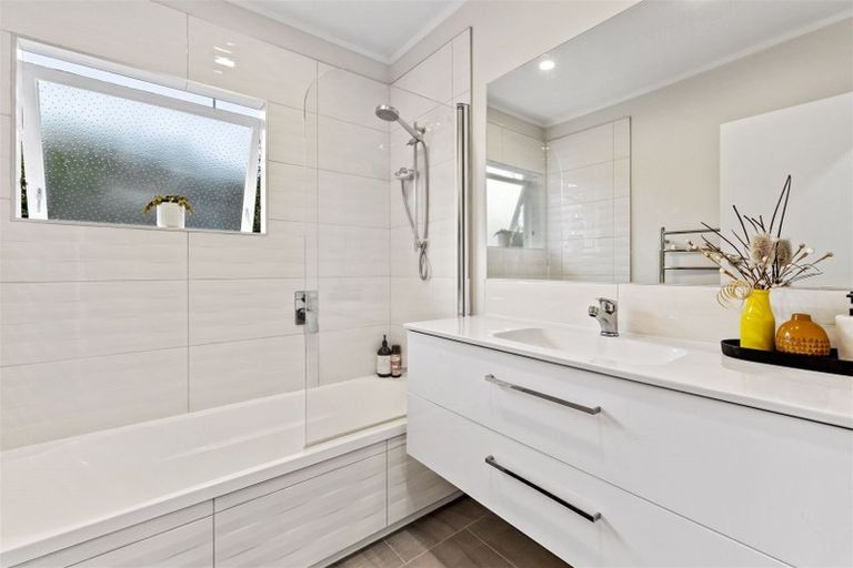 Photo of property in 36 Universal Drive, Henderson, Auckland, 0610