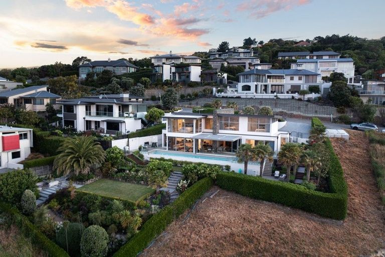 Photo of property in 8 Avery Place, Redcliffs, Christchurch, 8081