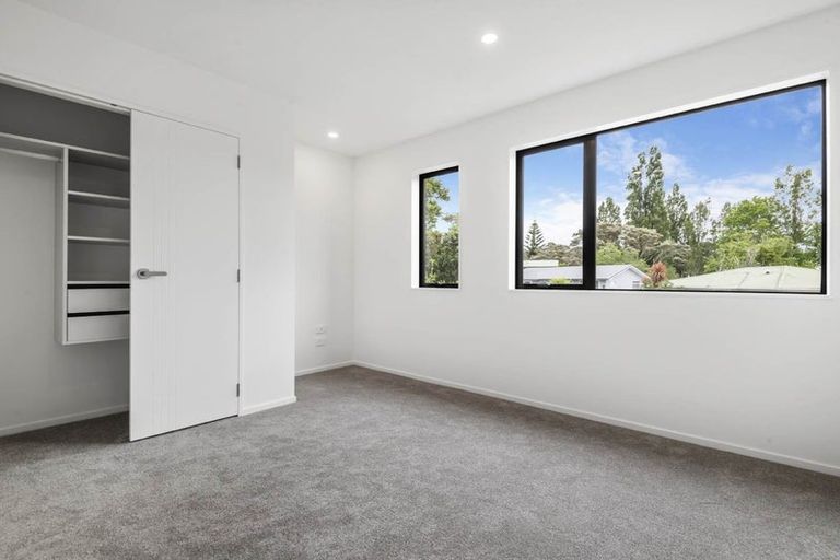 Photo of property in 5/94 Godley Road, Green Bay, Auckland, 0604