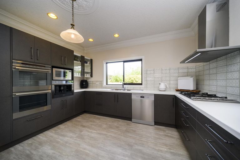 Photo of property in 21 Springdale Grove, Fitzherbert, Palmerston North, 4410