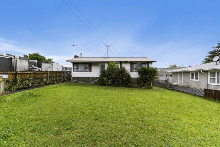 Photo of property in 2 Kirton Crescent, Manurewa, Auckland, 2102