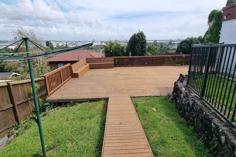 Photo of property in 28 Ellesmere Crescent, Pakuranga Heights, Auckland, 2010