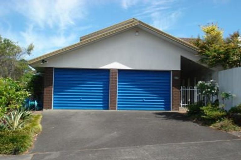 Photo of property in 25 Ravenstone Place, Chatswood, Auckland, 0626