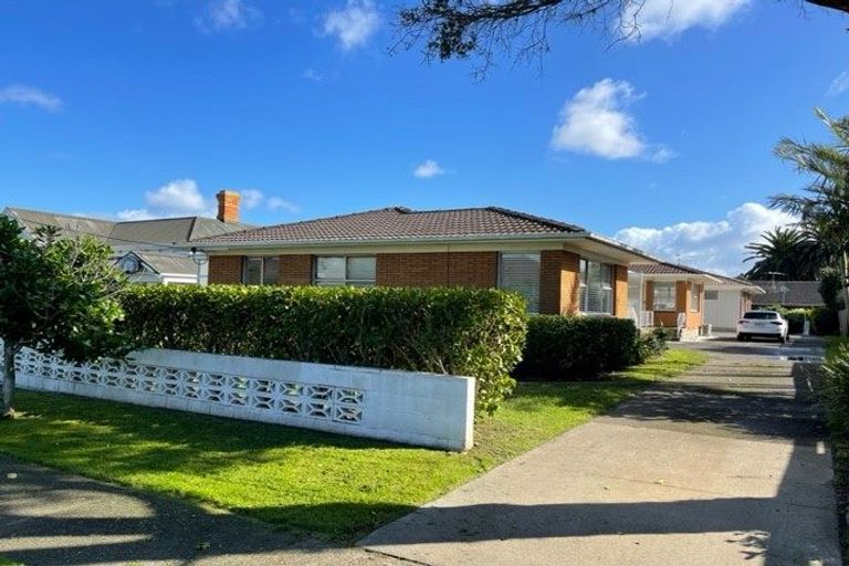 Photo of property in 1/39 Eversleigh Road, Belmont, Auckland, 0622