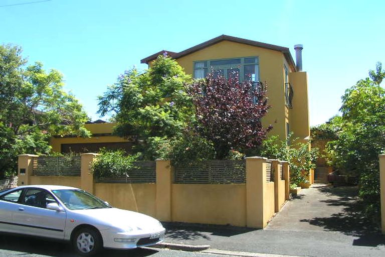 Photo of property in 9 Faulkner Road, Northcote Point, Auckland, 0627