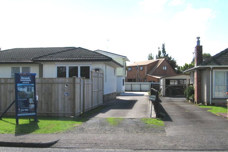 Photo of property in 1/5 Abbotleigh Avenue, Te Atatu Peninsula, Auckland, 0610