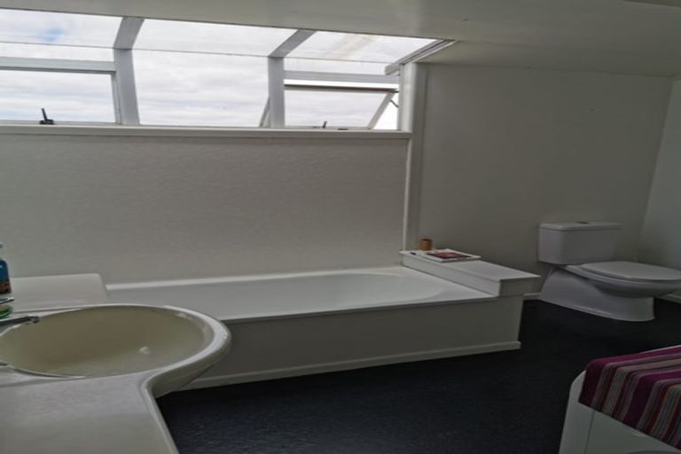 Photo of property in 2/7 Folkestone Street, Murrays Bay, Auckland, 0630