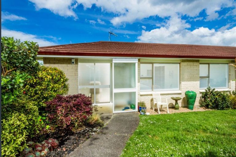 Photo of property in 1/819 East Coast Road, Northcross, Auckland, 0630
