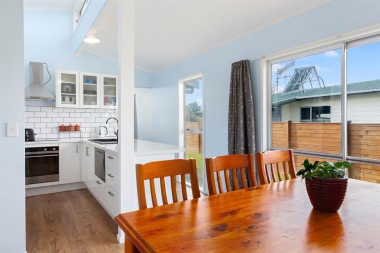 Photo of property in 14 Hinau Place, Edgecumbe, 3120