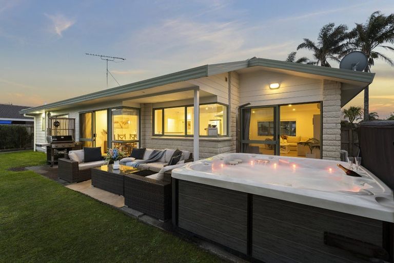 Photo of property in 22 Lakeside Drive, Orewa, 0931